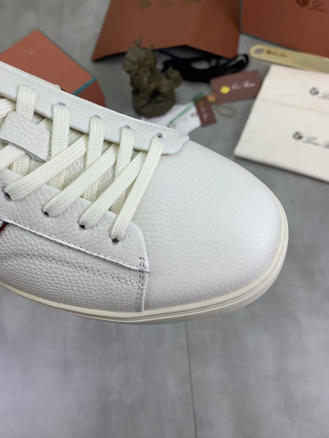 Men's men's shoes 💰P560 New style 💰High quality The latest casual shoes Loro Piana 💯Top grade💯Buy the original copy💯 Founded the existing Loro Piana company on April 24, 1924. It is now the sixth generation of family business, providing top quality products to customers who are discerning in taste and quality. Imported original fly woven fabric with cowhide fabric, plain calfskin lining. Hand-sewn thread with cowhide feet. Original packaging. Number of yards: 38-44 (customized for 45 and 46). 2️⃣ colors available.